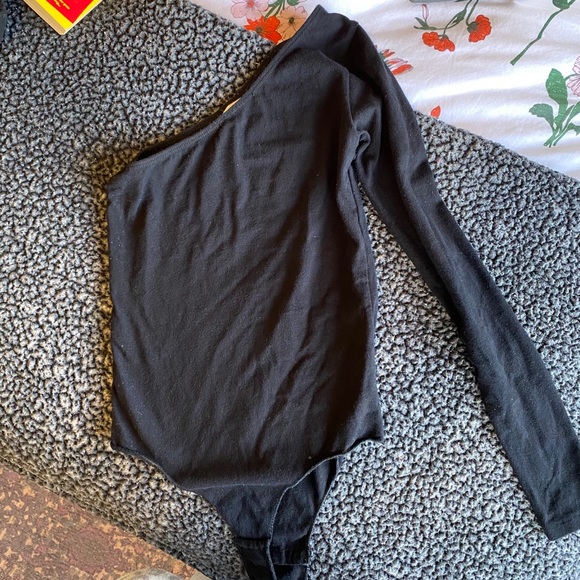 Brandy Melville One Sleeve Bodysuit - Picture 2 of 3